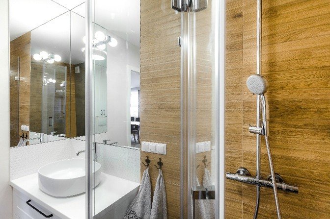 Sprchový kout s dřevěnou stěnou Sprchový kout s dřevěnou stěnou