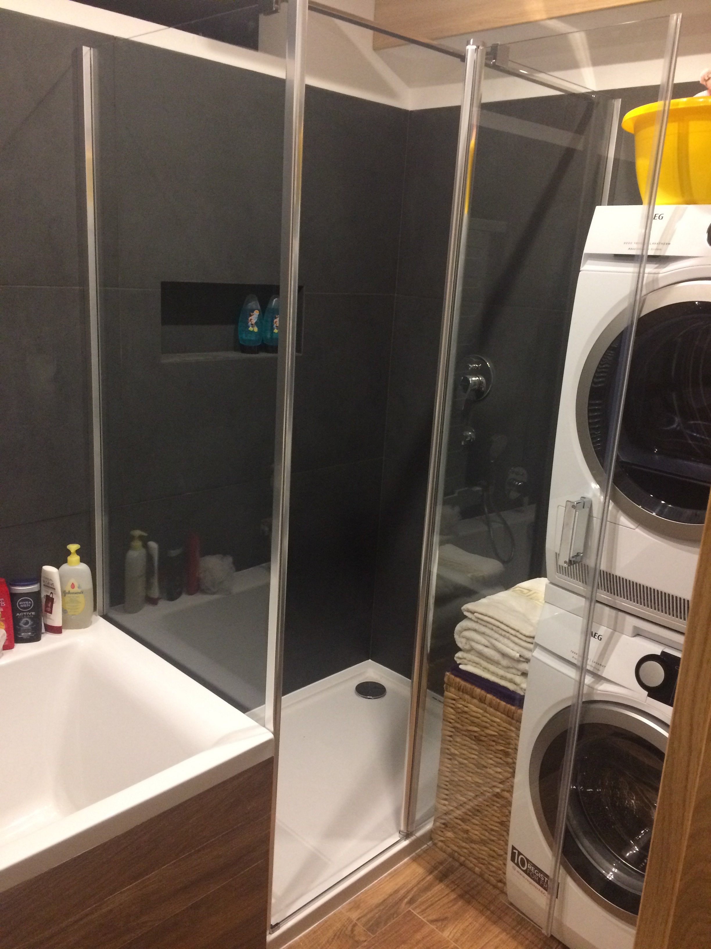 Sprchový kout s ořezem skla podél vany - ukázka úspory místa